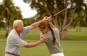 Sự hỗ trợ của huấn luyện viên dạy golf có thật sự cần thiết?