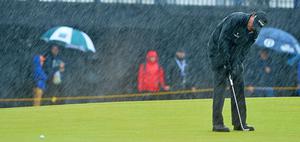 Áo mưa golf là một phụ kiện rất cần thiết cho các golfer tại Việt Nam