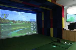 Tầm quan trọng và tính năng của golf simulator trong việc mô phỏng trải nghiệm golf trên sân thực tế