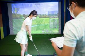 Tầm quan trọng và tính năng của golf simulator trong việc mô phỏng trải nghiệm golf trên sân thực tế