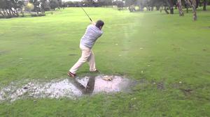 Mẹo chơi golf dưới trời mưa