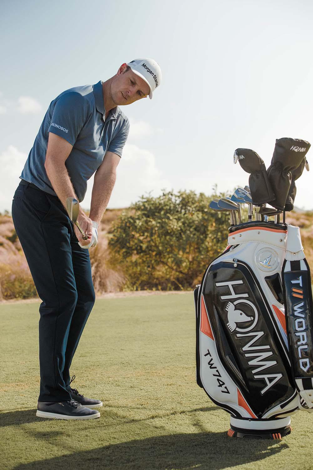 Golfer Justin Rose bên cạnh bộ gậy Golf Honma Tour World 747