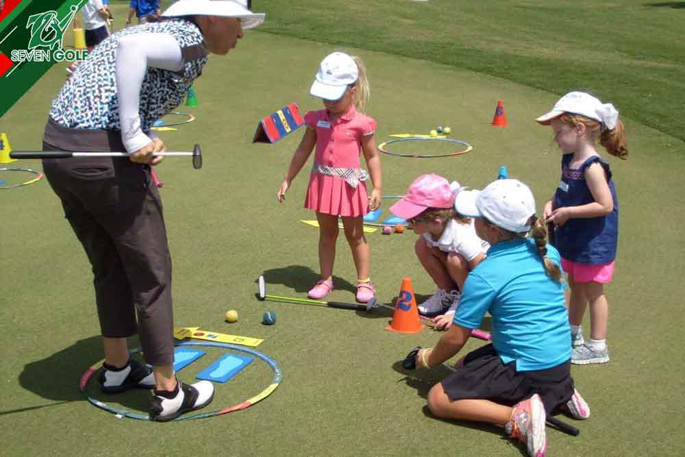 Bộ đồ chơi đánh golf cho bé - Món quà đầu tư về sức khỏe và trí não