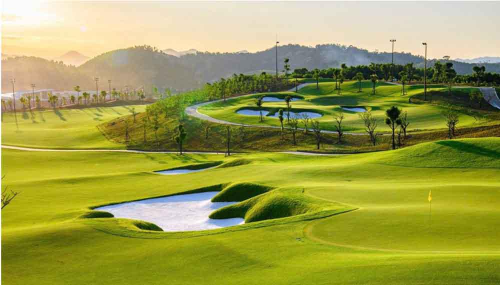 Huyền thoại Greg Norman khảo sát sân golf T&T Van Lang Empire chuẩn bị cho trải nghiệm 18 hố đẳng cấp