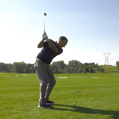Cách Tạo Ra Cú Đánh Có Độ Xoáy Cho Bóng Golf: 3 Mẹo Đơn Giản