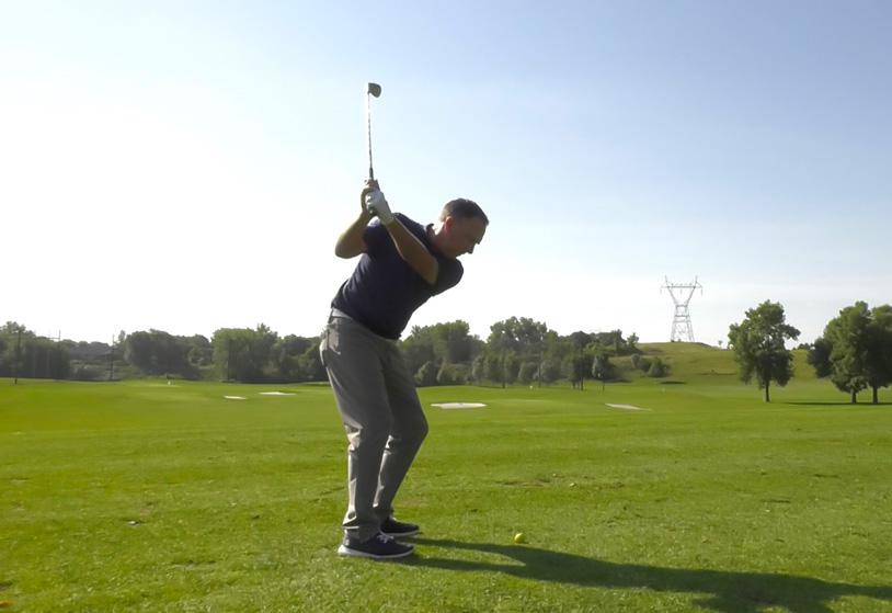 Cách Tạo Ra Cú Đánh Có Độ Xoáy Cho Bóng Golf: 3 Mẹo Đơn Giản