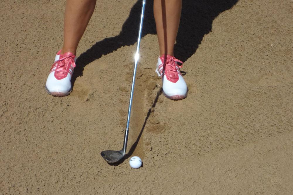 Hãy mở mặt gậy nhiều khi đánh bóng dưới hố cát