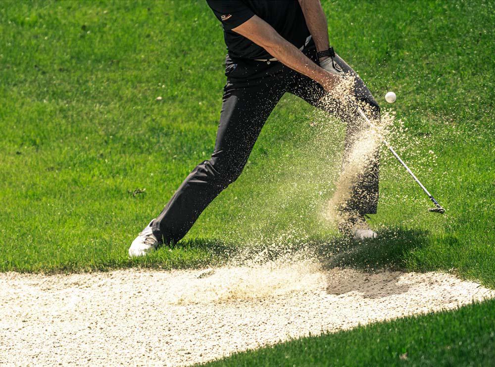 Khi đứng trong hố cát, hãy sử dụng tư thế đứng rộng để giữ thăng bằng tốt hơn