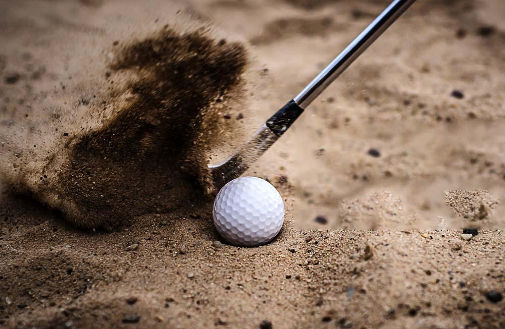 Khi đánh cát, gậy sẽ tiếp xúc với cát trước khi chạm bóng