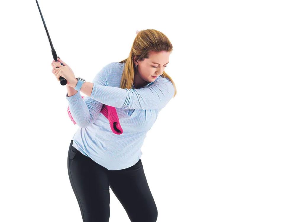 Hãy thực hành bằng việc kẹp miếng khăn, găng tay vào nách, giữ cho nó không rơi xuống