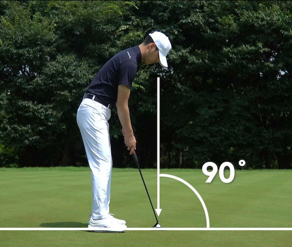 Vuông góc mặt gậy tại điểm tiếp xúc