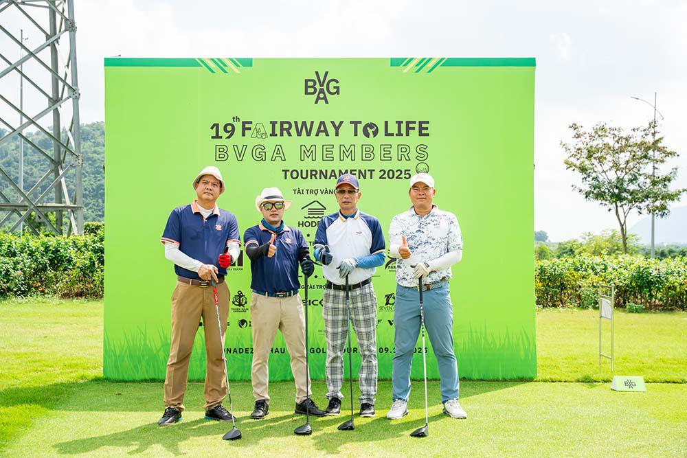 Nghĩa Phổ biến nhất của từ Flight là Nhóm đấu (Nhóm chơi)